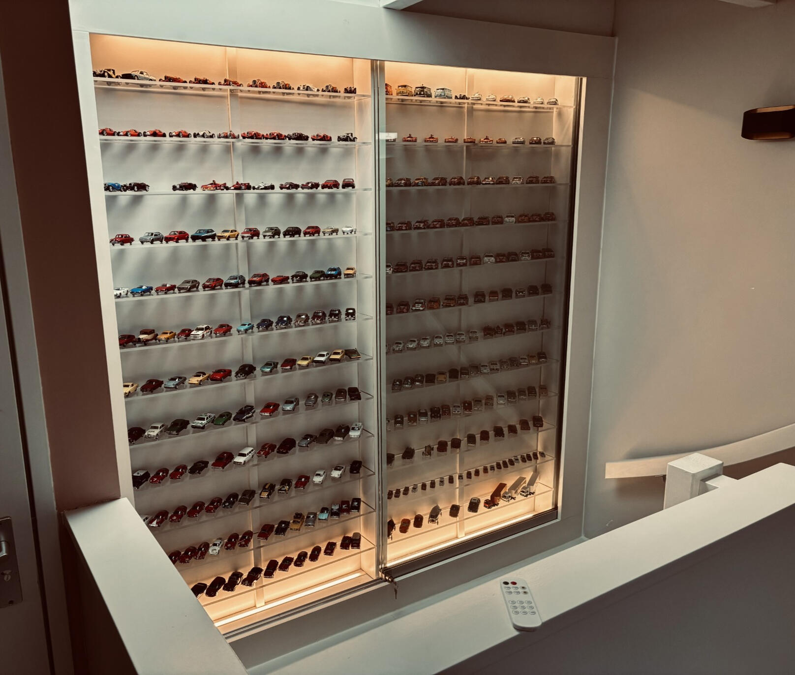 Grote vitrinekast van glas, multiplex, plexiglas en MDF